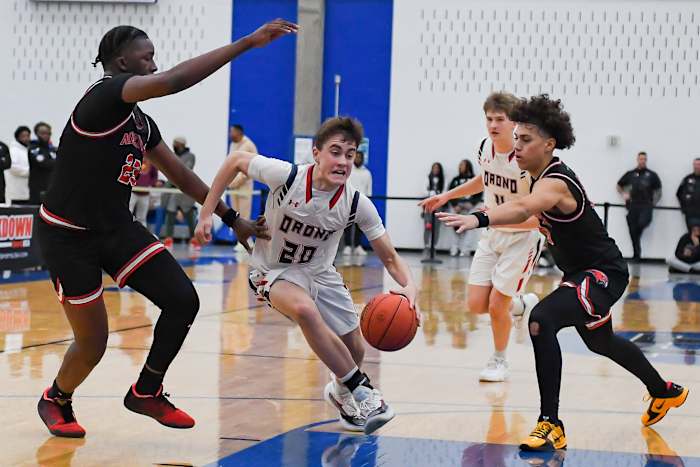 Photo by Earl Ebensteiner